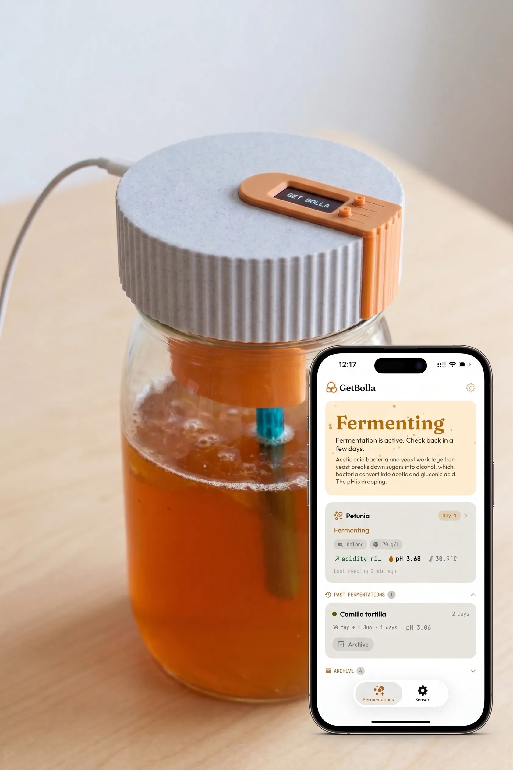 Sensore GetBolla immerso in un barattolo di kombucha sul bancone di cucina